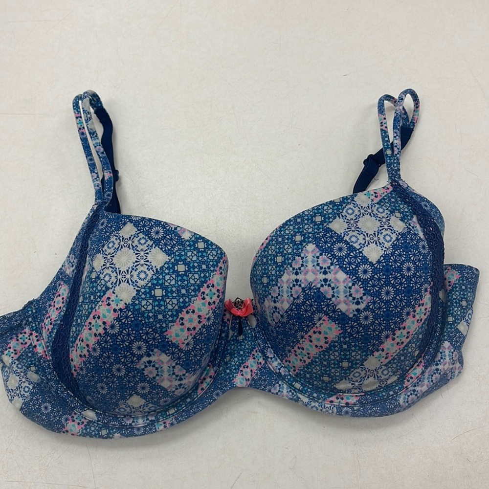 Like new Victoria’s Secret 36D body by Victoria lined semi bra
